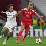 　女子の欧州チャンピオンズリーグ１次リーグのベンフィカ戦で競り合うバイエルン・ミュンヘンの谷川萌々子（左）＝９月３０日、リスボン（ＡＰ＝共同）