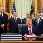 　ホワイトハウスの執務室で韓国による対米投資を発表するトランプ米大統領（手前）＝９月３０日、ワシントン（ゲッティ＝共同）