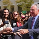 　米カーネギーメロン大の学生と握手する資産家のケン・グリフィン氏（右）＝９月３０日、ペンシルベニア州ピッツバーグ（ＡＰ＝共同）