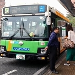 　ＪＲ内房線の長浦駅から姉ケ崎駅行きの代行輸送バスに乗り込む乗客＝１日午前、千葉県袖ケ浦市