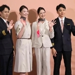 　関西空港でお披露目されたピーチ・アビエーションの新制服＝１日午前