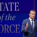 　バージニア州の海兵隊基地で演説するヘグセス国防長官＝９月３０日、クワンティコ（ゲッティ＝共同）