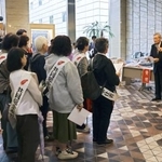 　札幌市役所で行われた赤い羽根共同募金運動の出発式＝１日午前