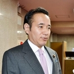 　記者団の取材に応じる簗農相＝１日午前、農水省