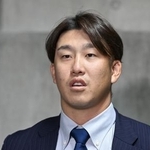 　戦力外通告を受け、取材に応じる広島の小園海斗内野手＝１日、マツダスタジアム