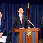 　記者会見する自民党の小林政調会長（中央）＝１日午後、東京・永田町の党本部