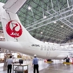 　赤潮の観測に使用された航空機＝９月（日本航空提供）