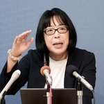 　記者会見する青龍美和子弁護士＝１日午前、甲府市