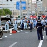 　神戸市中央区の交通事故で、騒然とする現場周辺＝１日午後４時３４分