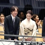 　第８１回文化庁芸術祭オープニング公演の歌舞伎「本朝廿四孝-筍掘り-」を鑑賞するため、会場に到着された秋篠宮ご夫妻＝１日午後、東京都渋谷区の新国立劇場（代表撮影）
