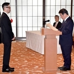 　茂木外相（右）から表彰されるインド・ムンバイの日本総領事公邸料理人宮村幸成さん＝１日午後、東京都港区