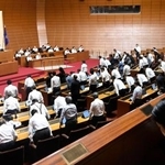 　林泰輔県議に対する問責決議案を可決した福岡県議会の本会議＝１日午後