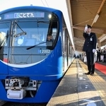 　仏生山駅を出発することでんの新型車「２０００形」＝１日午後、高松市