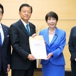 　自民党の外国人政策本部の新藤義孝本部長（中央左）から提言書を受け取る高市首相（同右）＝１日午後、首相官邸