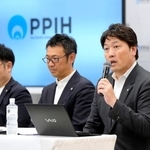 　記者会見するＰＰＩＨの森屋秀樹社長（右）＝１日午後、東京都渋谷区