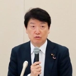 　代表選の有権者登録漏れに関する検証委の報告について説明する足立康史参院議員＝１日午後、国会