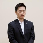 　記者団の取材に応じる大阪府の吉村洋文知事＝１日午後、大阪府庁