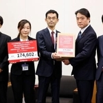 　国際刑事裁判所の赤根智子所長への具体的な支援を求める署名を尾崎官房副長官（右から２人目）に提出する弁護士ら＝１日午後、国会
