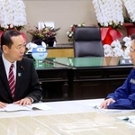 　熊本県の木村敬知事（右）と面会する藤井総務相＝１日午後、総務省