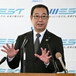 　記者会見するＪＲ西日本の林秀樹岡山支社長＝１日午後、岡山市