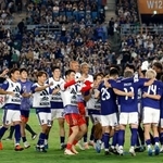 　エクアドルとのＰＫ戦を制し喜ぶ日本代表＝日産スタジアム