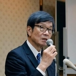 　記者会見する神戸市民文化振興財団の服部孝司理事長＝１日午後、神戸市