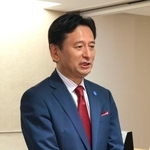 　記者団の取材に応じる佐賀県の山口祥義知事＝１日午後、佐賀県庁