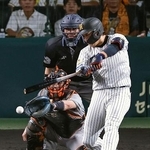　９回阪神２死二、三塁、大山が中前に同点打を放つ。捕手小林＝甲子園