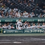 　１２回阪神２死、代打糸原（右端）が中飛に倒れ、巨人と引き分けた阪神ナイン＝甲子園