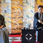 　茶道のお点前を披露する裏千家淡交会オーストリア協会の高松宗力会長（右）＝１日、オーストリア南部グラーツ（共同）