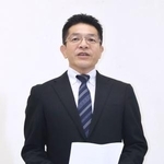 　福岡県議会の金銭授受疑惑を巡り、記者会見する自民党県議団の樋口明元議長＝２日午前、福岡県庁