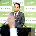 　記者会見する簗農相＝２日午前、農水省