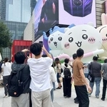 　ちいかわ特別展の会場近くに設置された巨大バルーン＝９月、中国・上海（共同）