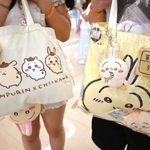　ちいかわ特別展に訪れたファンが手にしていたグッズ＝１日、中国・上海（共同）