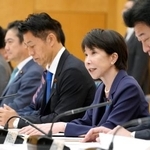 　復興推進会議であいさつする高市首相（右から２人目）＝２日午前、首相官邸