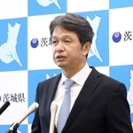 　定例記者会見で発言する茨城県の大井川和彦知事＝２日午後、茨城県庁