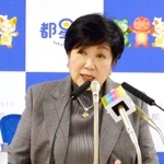 　定例記者会見する東京都の小池百合子知事＝２日、都庁