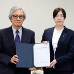 　外国人による土地取得ルールの在り方を検討する政府の有識者会議の森田朗座長（左）から提言を受け取る小野田外国人共生相＝２日午後、東京都千代田区
