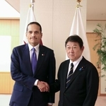 　会談を前に握手するカタールのムハンマド首相兼外相（左）と茂木外相＝２日午後、外務省