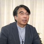 　取材に応じるカトリック長崎大司教区の中村倫明大司教