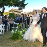 　２日、韓国・ソウルの景福宮で、市民として初の結婚式を挙げたカップル（共同）