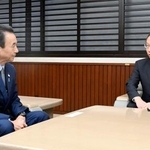 　静岡県の鈴木康友知事（左）と面会する中部電力の安井稔社長＝２日午後、静岡県庁