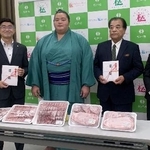 　大相撲パリ公演で総合優勝した際の副賞の牛肉を児童養護施設「晴香園」に贈呈した琴桜（左から２人目）＝２日、千葉県松戸市