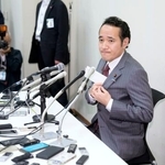 　記者会見する簗農相＝２日午後、国会