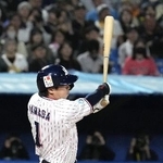 　８回ヤクルト１死一、二塁、山田が左中間に勝ち越し２点二塁打を放つ＝神宮