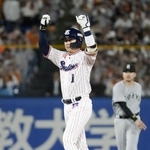 　８回、勝ち越し２点二塁打を放ちガッツポーズするヤクルト・山田＝神宮