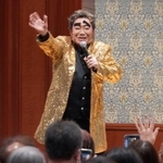 　熊本県八代市の熊本総合病院をサプライズ訪問した物まねタレントのコロッケさん＝２日午後