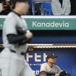 　８回、ヤクルトに勝ち越しを許す展開に厳しい表情の巨人・橋上監督代行（奥）＝神宮