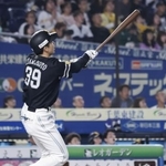 　９回ソフトバンク１死一、三塁、山本祐が左越えに逆転３ランを放つ＝ＺＯＺＯマリン