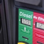 　給油機に表示された軽油の価格＝１日、米コロラド州（ＡＰ＝共同）